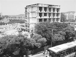 武漢釘子戶拒絕搬遷 逼停重點(diǎn)市政工程