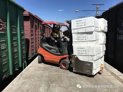 效率與安全的革新者 龍合智能軟包夾叉車屬具引領(lǐng)裝卸搬運(yùn)新篇章